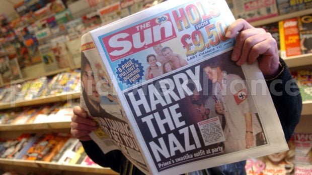 "Harry el nazi" se puede leer en una de las portadas del diario brit&aacute;nico The Sun. (Foto: Gtres)