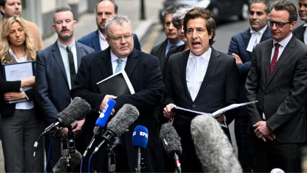 El abogado del pr&iacute;ncipe Harry anunciando el acuerdo del juicio. (Foto: Gtres)
