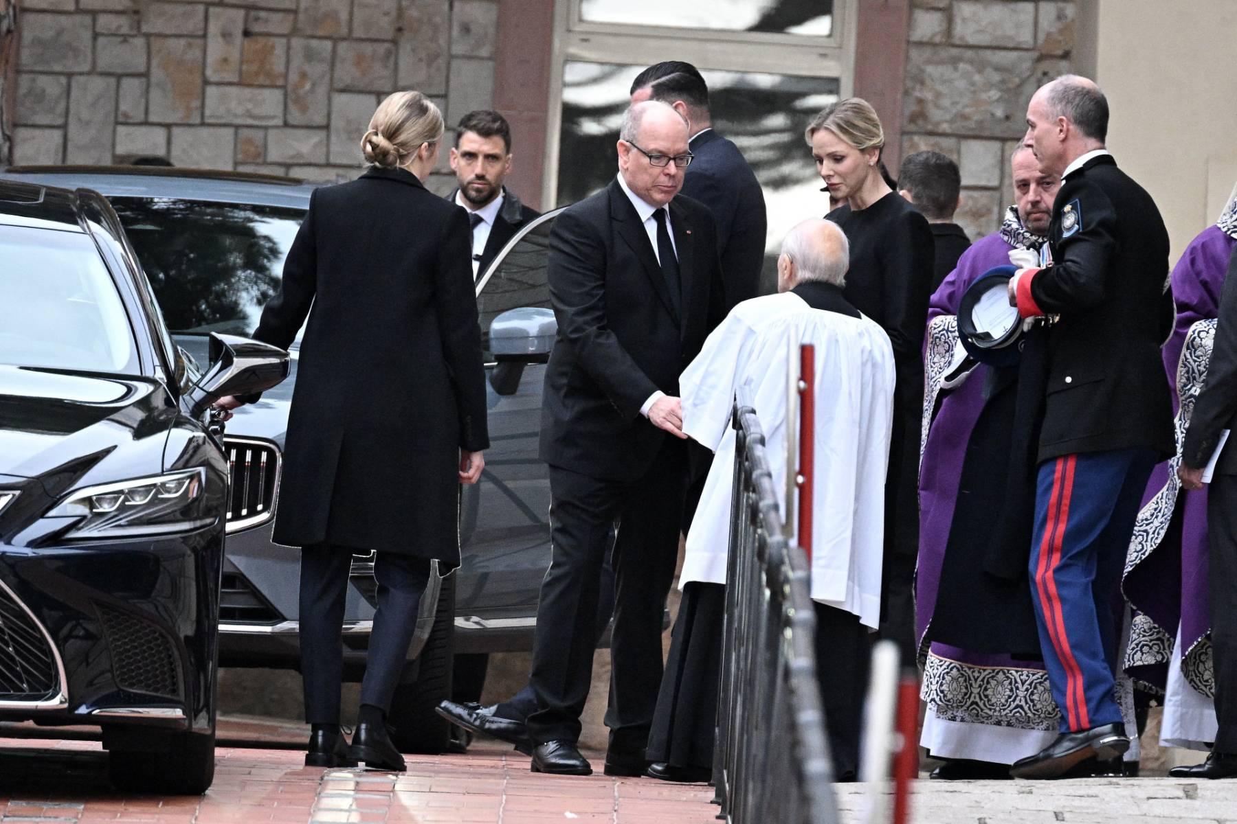 Alberto y Charl&egrave;ne de M&oacute;naco en el funeral de Didier Guillaume. (Foto: Gtres)