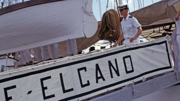 El entonces Pr&iacute;ncipe de Asturias embarcando en Elcano. (Foto: Gtres)