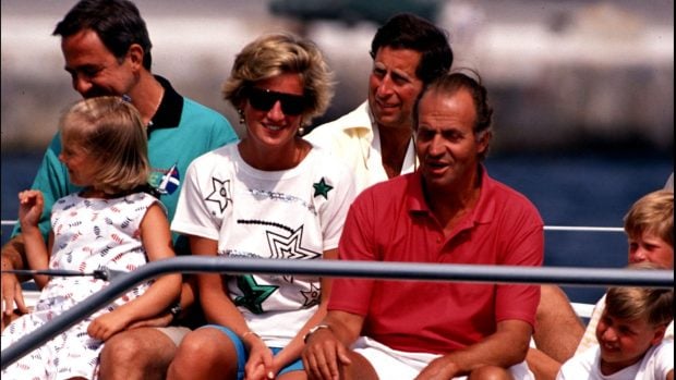Don Juan Carlos I, el pr&iacute;ncipe Carlos y Lady Di en Mallorca. (Foto: Gtres)