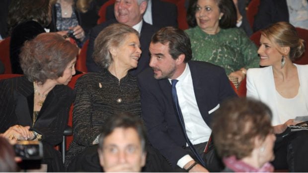 La Reina Sof&iacute;a conversa con su sobrino, el pr&iacute;ncipe Nicol&aacute;s, mientras Irene de Grecia y Tatiana Blatnik se divierten juntas. (Foto: Gtres)