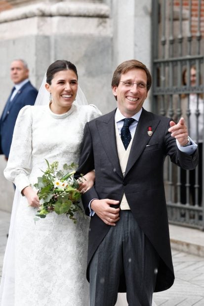 Jos&eacute; Luis Mart&iacute;nez-Almeida y Teresa Urquijo, a la salida de la iglesia. (Foto: Gtres)