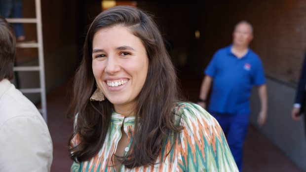 Teresa Urquijo sonr&iacute;e a su llegada a la Feria de San Isidro. (Foto: Gtres)
