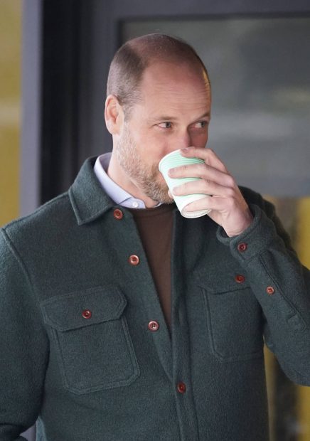 El pr&iacute;ncipe Guillermo, mientras toma una bebida. (Foto: Gtres)