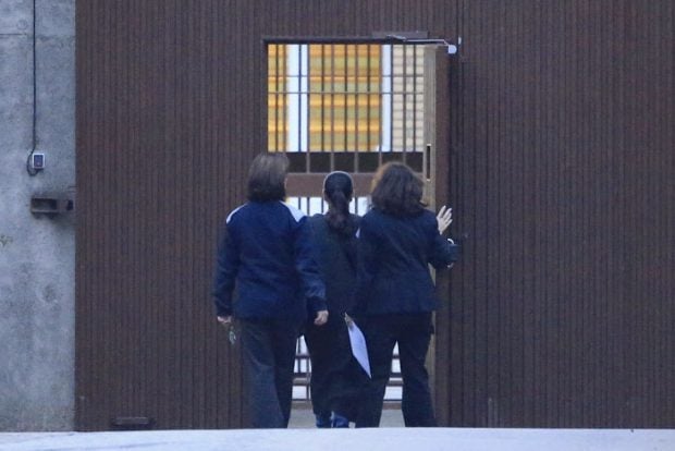 Isabel Pantoja accediendo a la c&aacute;rcel de Alcal&aacute; de Guada&iacute;ra en Sevilla. (Foto: Gtres)