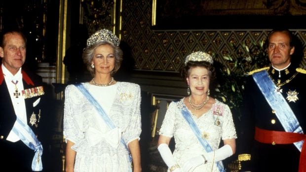 El duque de Edimburgo, la Reina Sof&iacute;a, la Reina Isabel II y don Juan Carlos I. (Foto: Gtres)