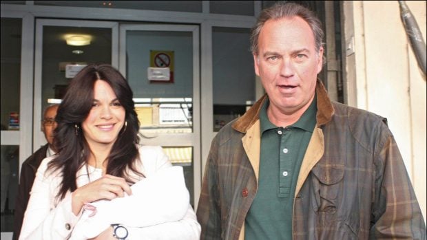 Fabiola y Bertín saliendo del hospital tras el nacimiento de su hijo Carlos. (Foto: Gtres)
