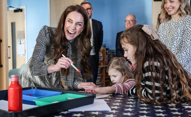 Kate Middleton jugando con dos ni&ntilde;as del hospital infantil. (Foto: Gtres)
