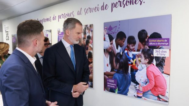El Rey Felipe VI durante su recorrido por la Asociaci&oacute;n Educativa &Iacute;taca. (Foto: Casa Real)