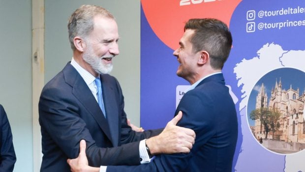 Su Majestad el Rey felicita al galardonado con el Premio Princesa de Girona Social 2025, Pablo S&aacute;nchez. (Foto: Gtres)