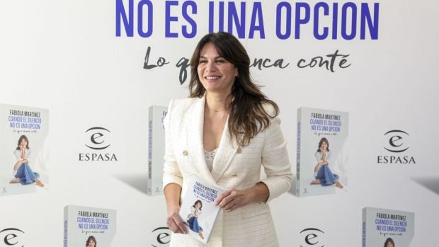 Fabiola Mart&iacute;nez posa con su libro. (Foto: Gtres)