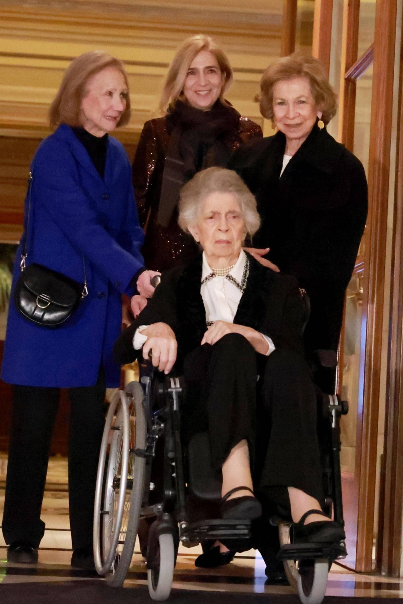 La Reina Sof&iacute;a y la infanta Cristina a su llegada a Grecia. (Foto: Gtres)
