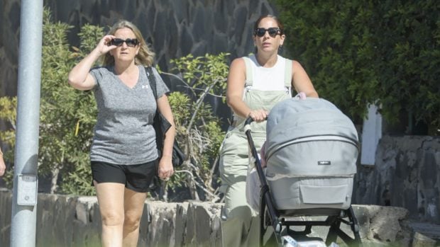 Una amiga de Anabel les ha hecho compa&ntilde;&iacute;a durante el paseo. (Foto: Gtres)