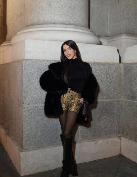 Violeta est&aacute; de pie junto a una columna de piedra, posando elegantemente para la c&aacute;mara. (Foto: Redes Sociales)