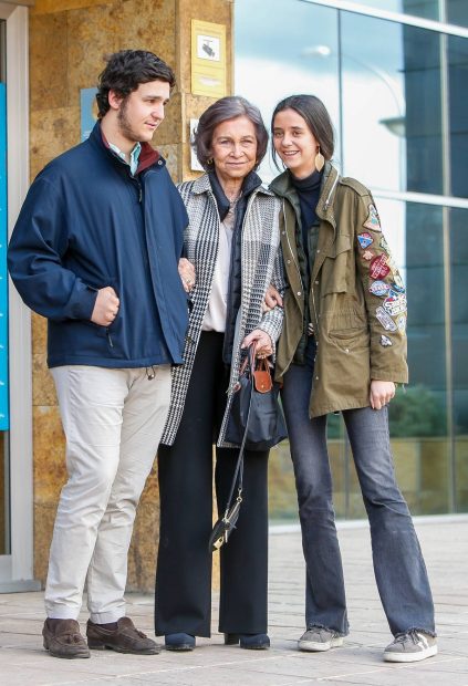 Victoria Federica, con su abuela, la reina Sof&iacute;a, y su hermano, Froil&aacute;n. (Foto: Gtres)