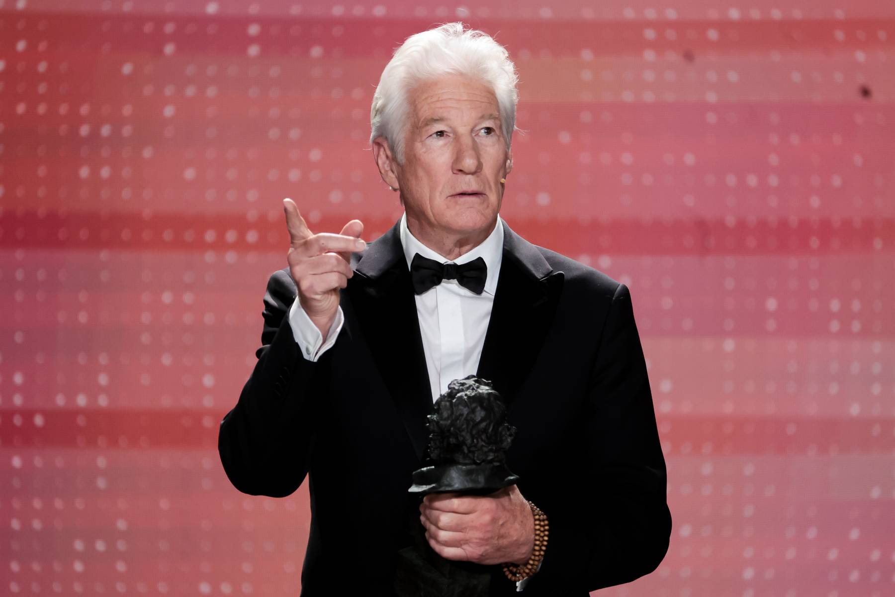 Richard Gere, Alejandra Silva, Richard Gere sontone, aud&iacute;fono