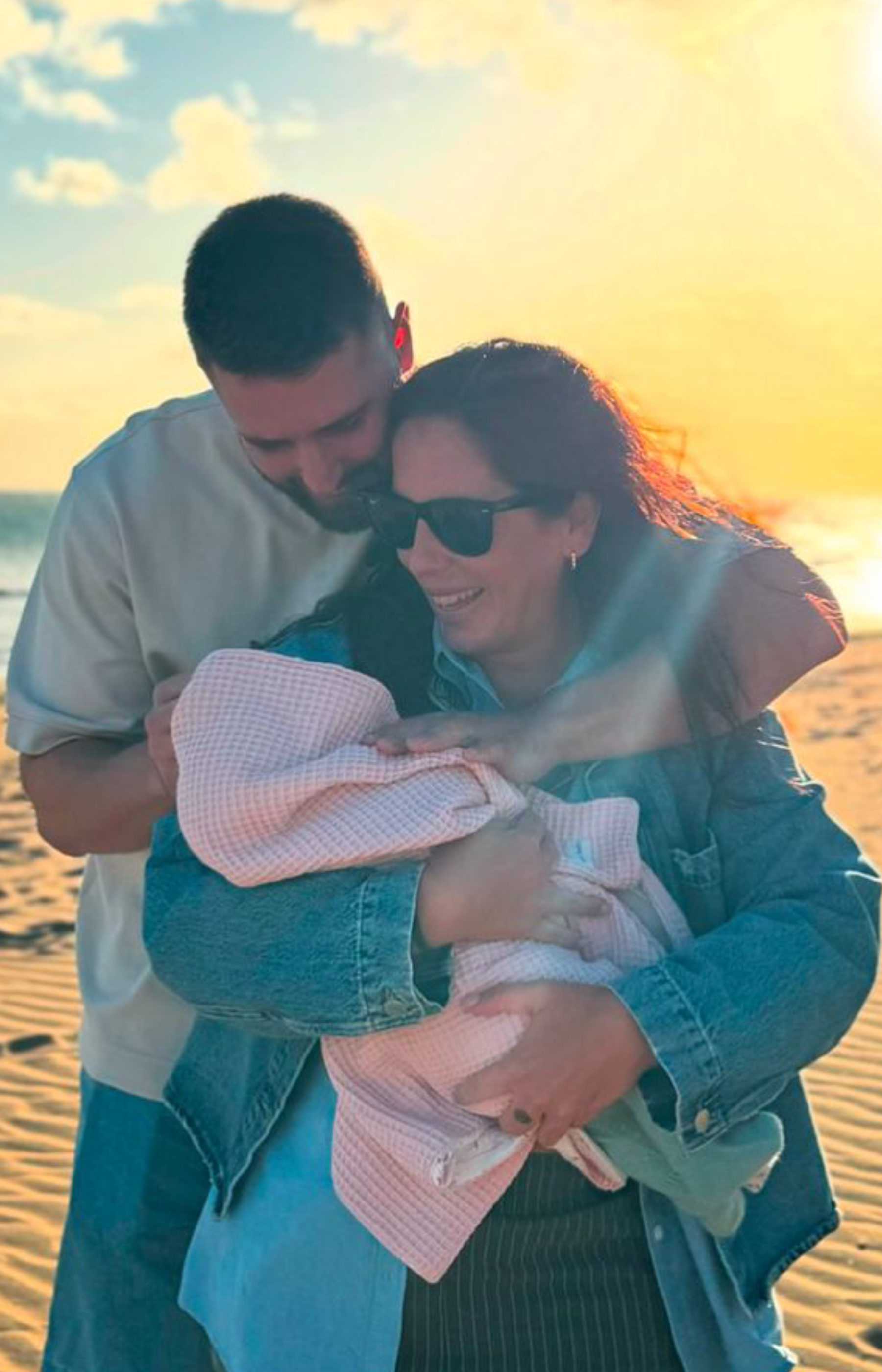 Anabel Pantoja y David Rodr&iacute;guez junto a su hija Alma. (Foto: Instagram)