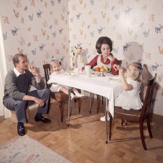La infanta Cristina, junto a su hermana Elena y sus padres, los Reyes de Espa&ntilde;a, en 1968. (Foto: Gtres)