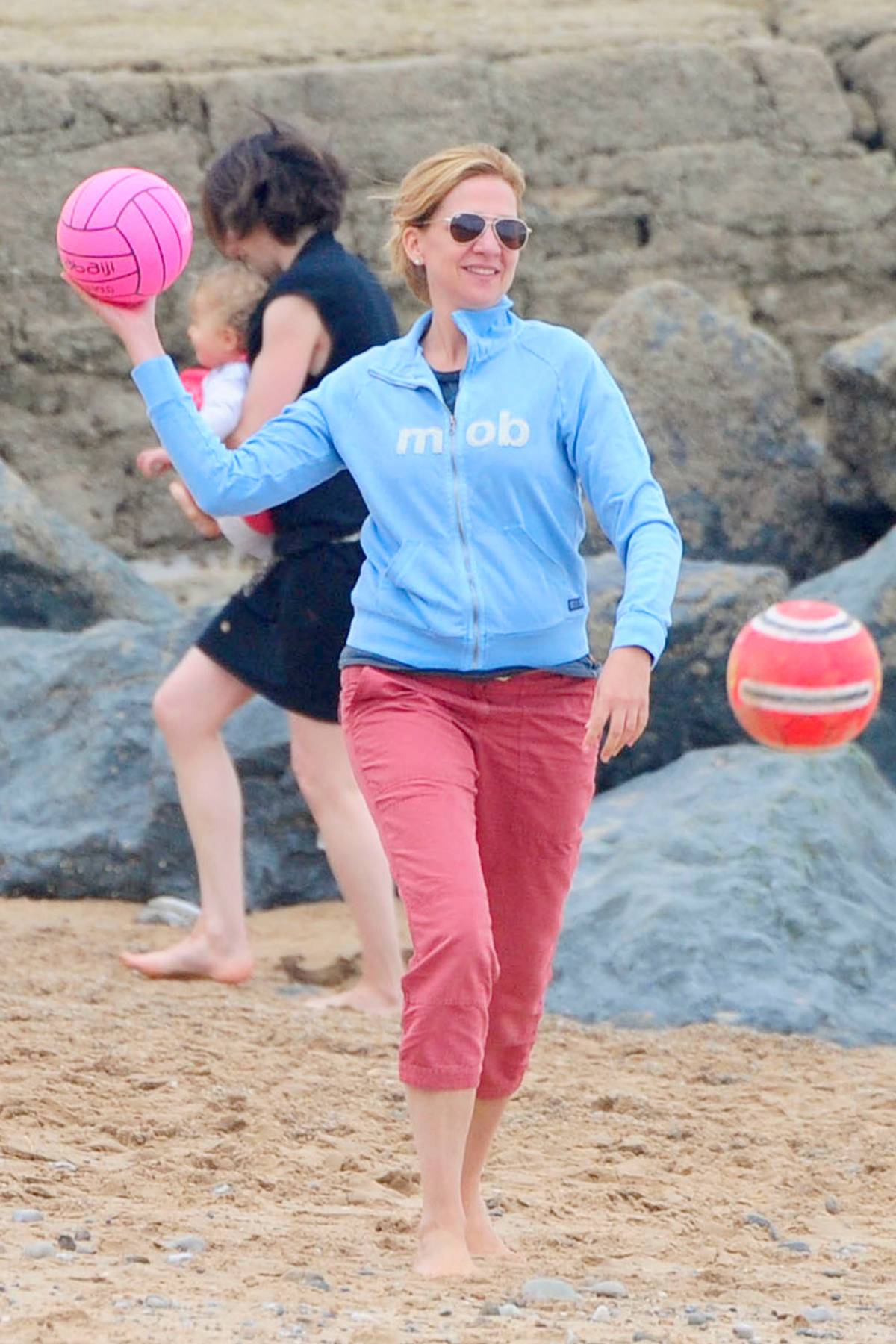 La infanta Cristina, disfrutando de un d&iacute;a en la playa. (Foto: Gtres)