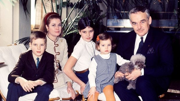Estefan&iacute;a de M&oacute;naco junto a sus padres y sus hermanos. (Foto: Gtres)