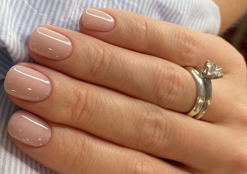 Cada vez hay m&aacute;s tendencias en u&ntilde;as que convierten a la manicura en &uacute;nica. Brillo, elegancia y m&aacute;s, las u&ntilde;as de jab&oacute;n conquistan a las estrellas Hollywood como Selena G&oacute;mez. Este tipo de manicura se caracteriza por total naturalidad y colores m&aacute;s bien claros. Veamos en qu&eacute; consiste.