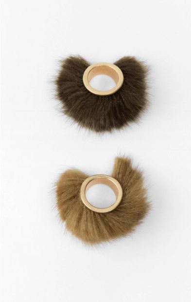 Anillos con pelo de Zara.