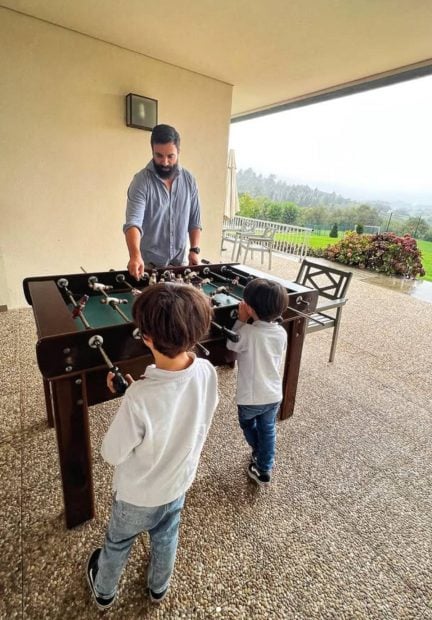 Coco Robbato con sus dos hijos en una fotografía de redes sociales.
