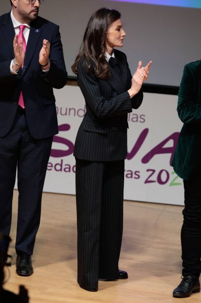 En las fotos se pueden observar diferentes detalles de su look, incluyendo los pantalones anchos. (Foto: Gtres)
