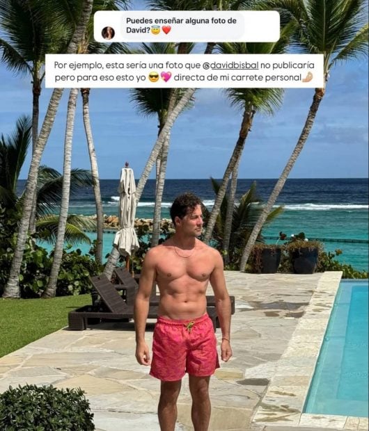 David Bisbal posando en la playa, luciendo un torso tonificado y abdominales bien definidos. (Foto: Redes Sociales)