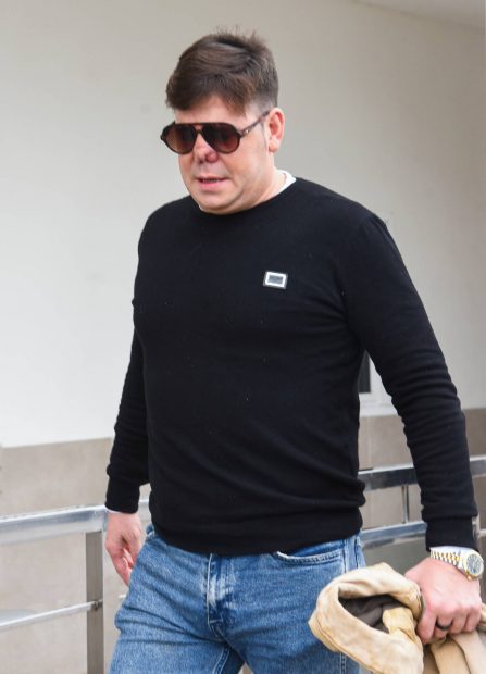 Lucas Gonz&aacute;lez saliendo del Tanatorio Virgen del Rosario en C&aacute;diz. (Foto: Gtres)