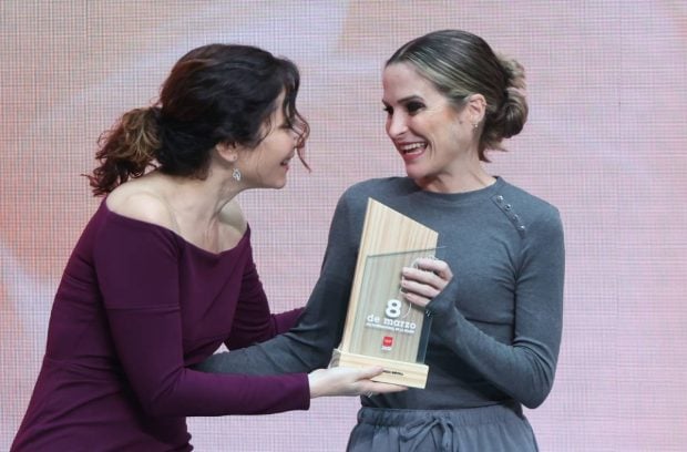 Verdeliss recibe el reconocimiento de la Comunidad de Madrid de manos de Isabel Díaz Ayuso. (Foto: Gtres)
