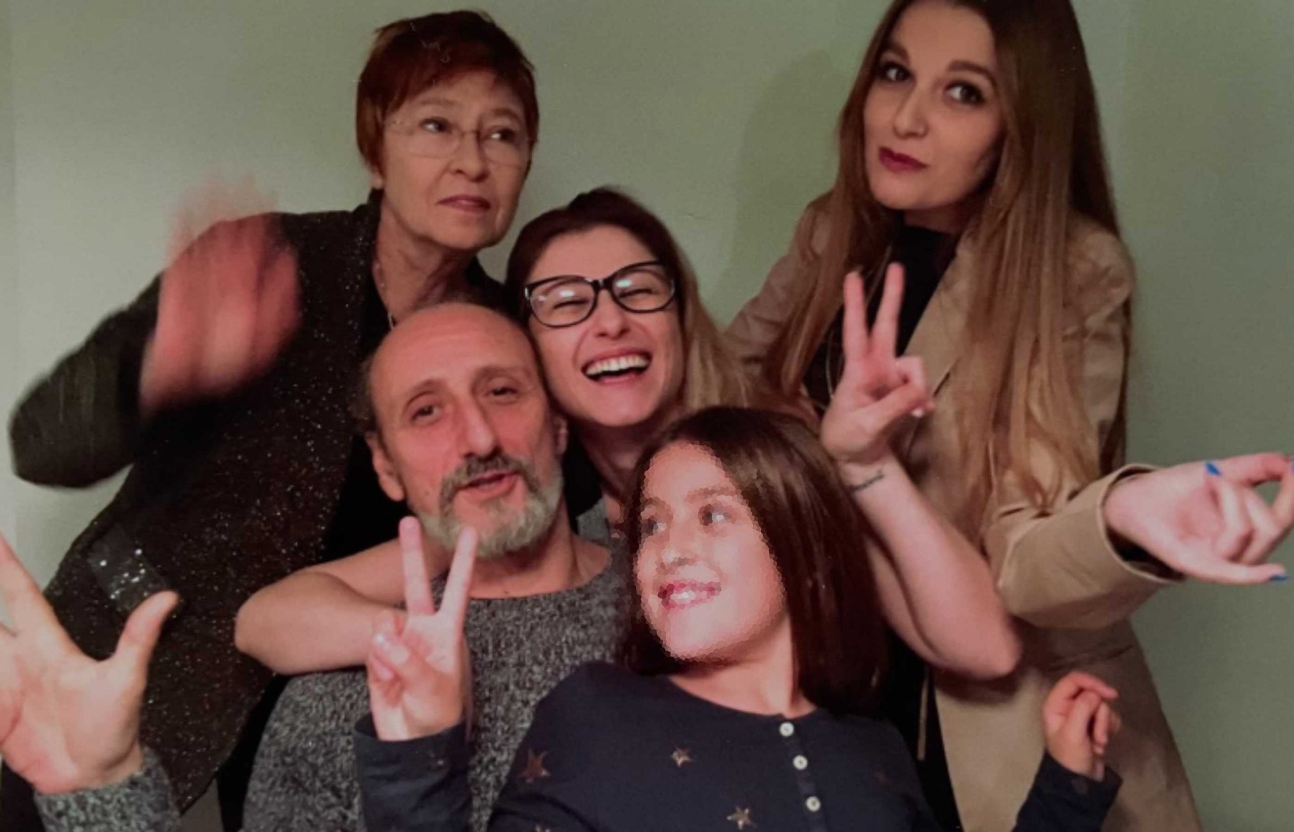 Jos&eacute; Luis Gil junto a las mujeres de su vida. (Foto:Instagram)