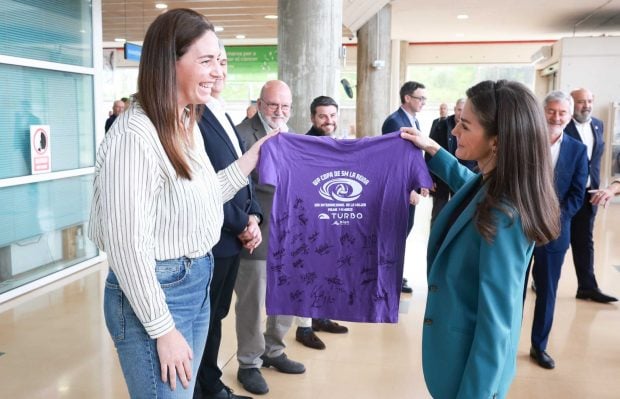 Doña Letizia recibe la camiseta firmada de waterpolo de manos de Maica García. (Foto:Casa Real)