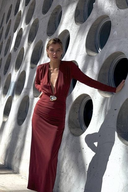 Chic y sencillo: vestido con cintur&oacute;n de Zara.