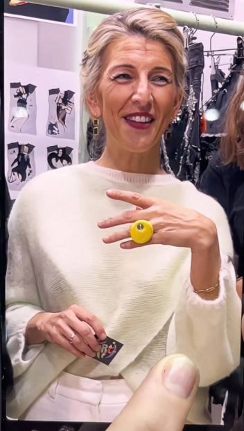 Yolanda D&iacute;az con el anillo de Tarti Tailored. (Foto: Redes Sociales)