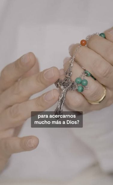 El rosario de Tamara Falc&oacute; est&aacute; compuesto por cuentas de vidrio iridiscente en tonos rojos y verdes. (Foto: Redes Sociales)