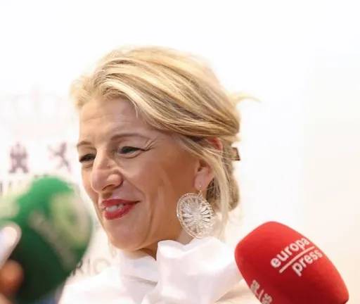 Yolanda D&iacute;az luce unos pendientes de encaje de Camari&ntilde;as.