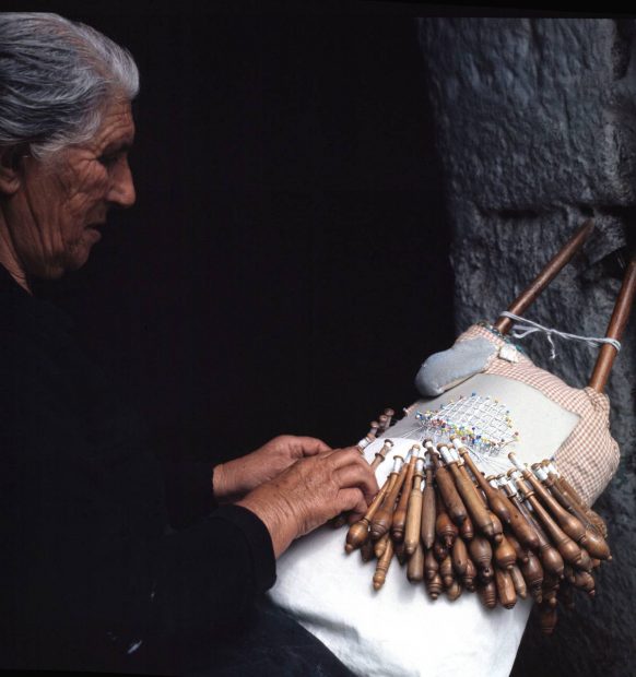 Encaje de bolillos "Palilleira" en Camari&ntilde;as, La Coru&ntilde;a. (Foto: Gtres)