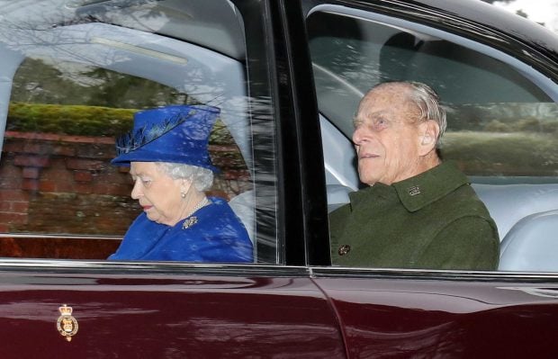 La reina Isabel II y el pr&iacute;ncipe Felipe de Edimburgo.(Foto:Gtres) 