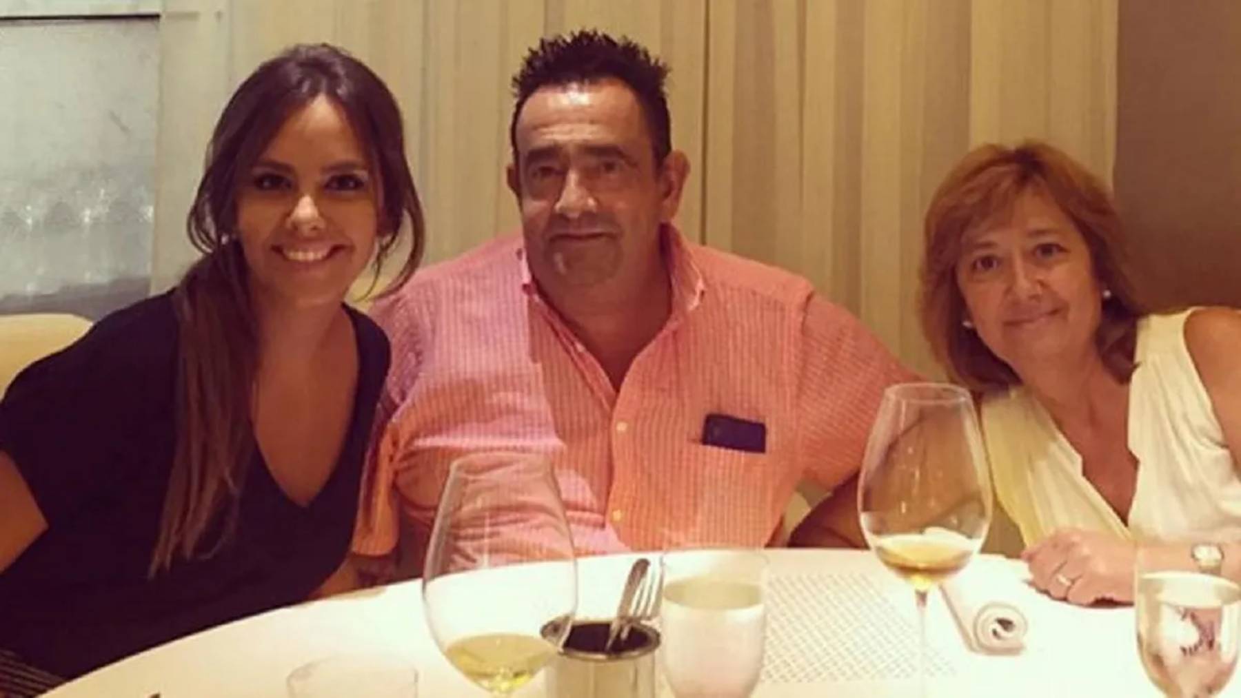 Cristina Pedroche junto a sus padres. (Foto: RRSS)