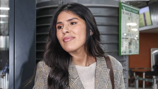 Isa Pantoja en la estaci&oacute;n de Atocha, en Madrid. (Foto: Gtres)