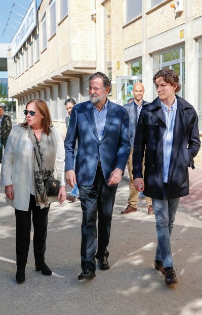 Mariano Rajoy, Elvira y Mariano Jr..(Foto:Facebook)