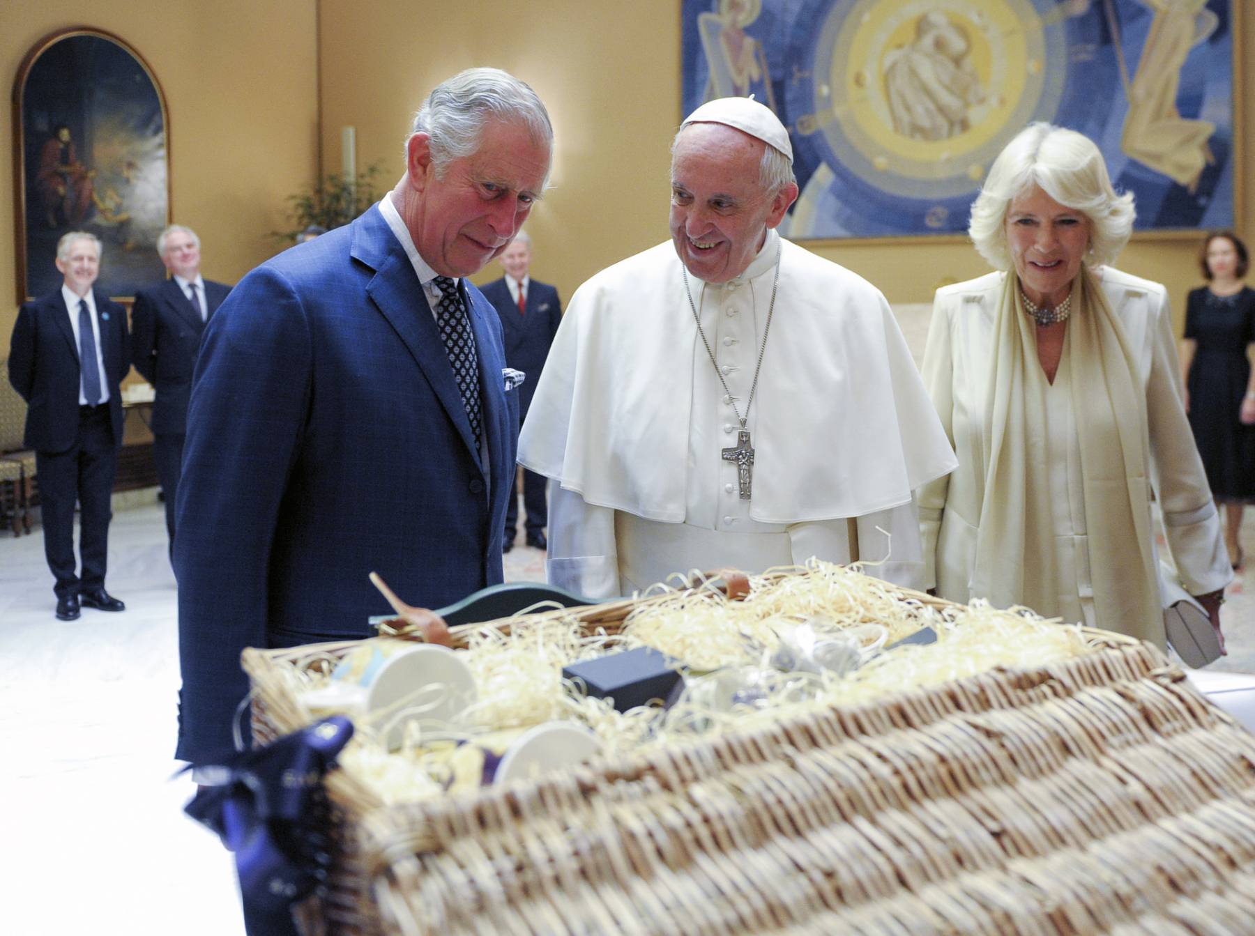 El rey Carlos y la reina Camila junto al papa Francisco. (Foto: Gtres)