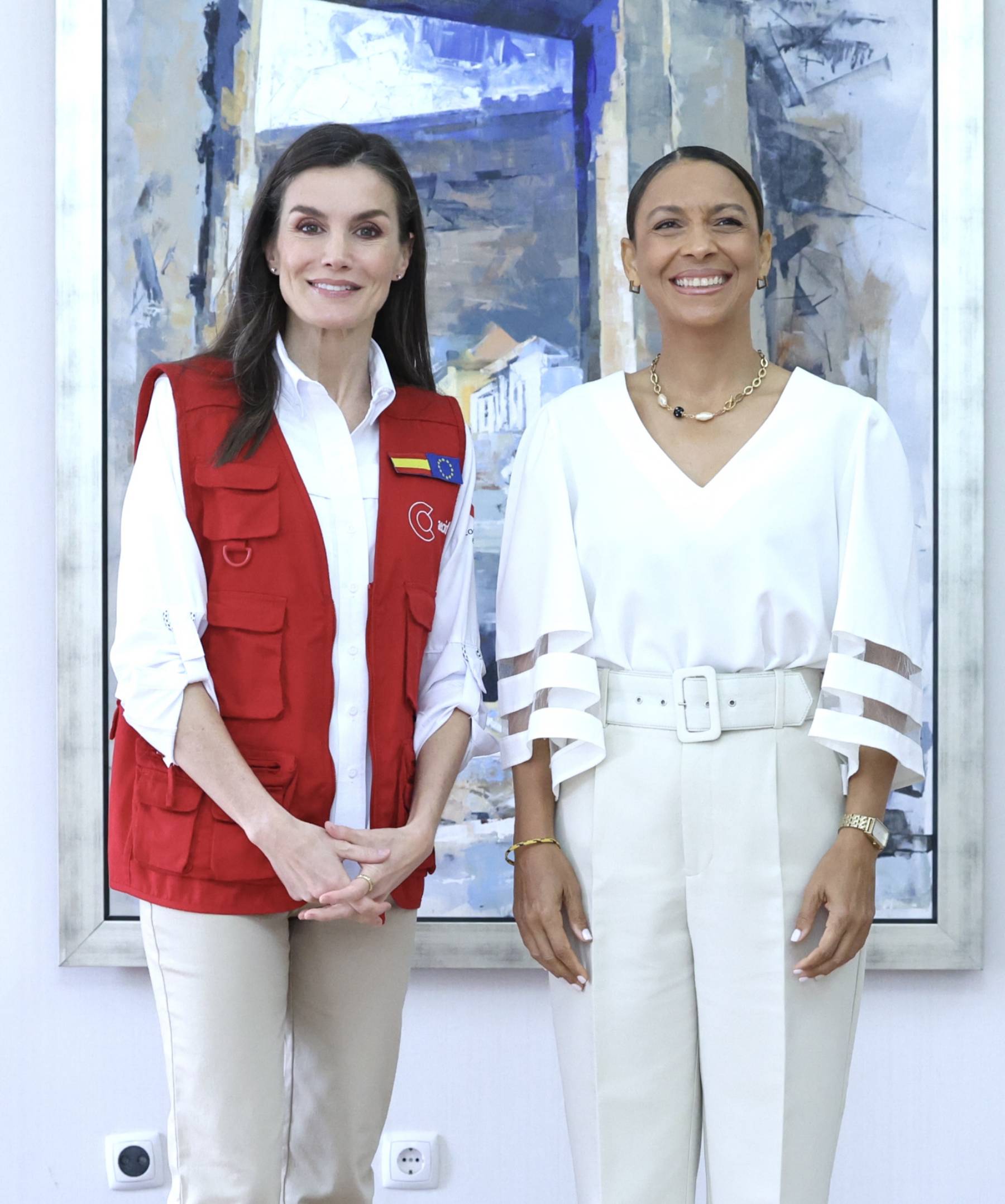 La Reina Letizia junto a D&eacute;bora Katisa Carvalho en Cabo Verde. (Foto: Gtres)