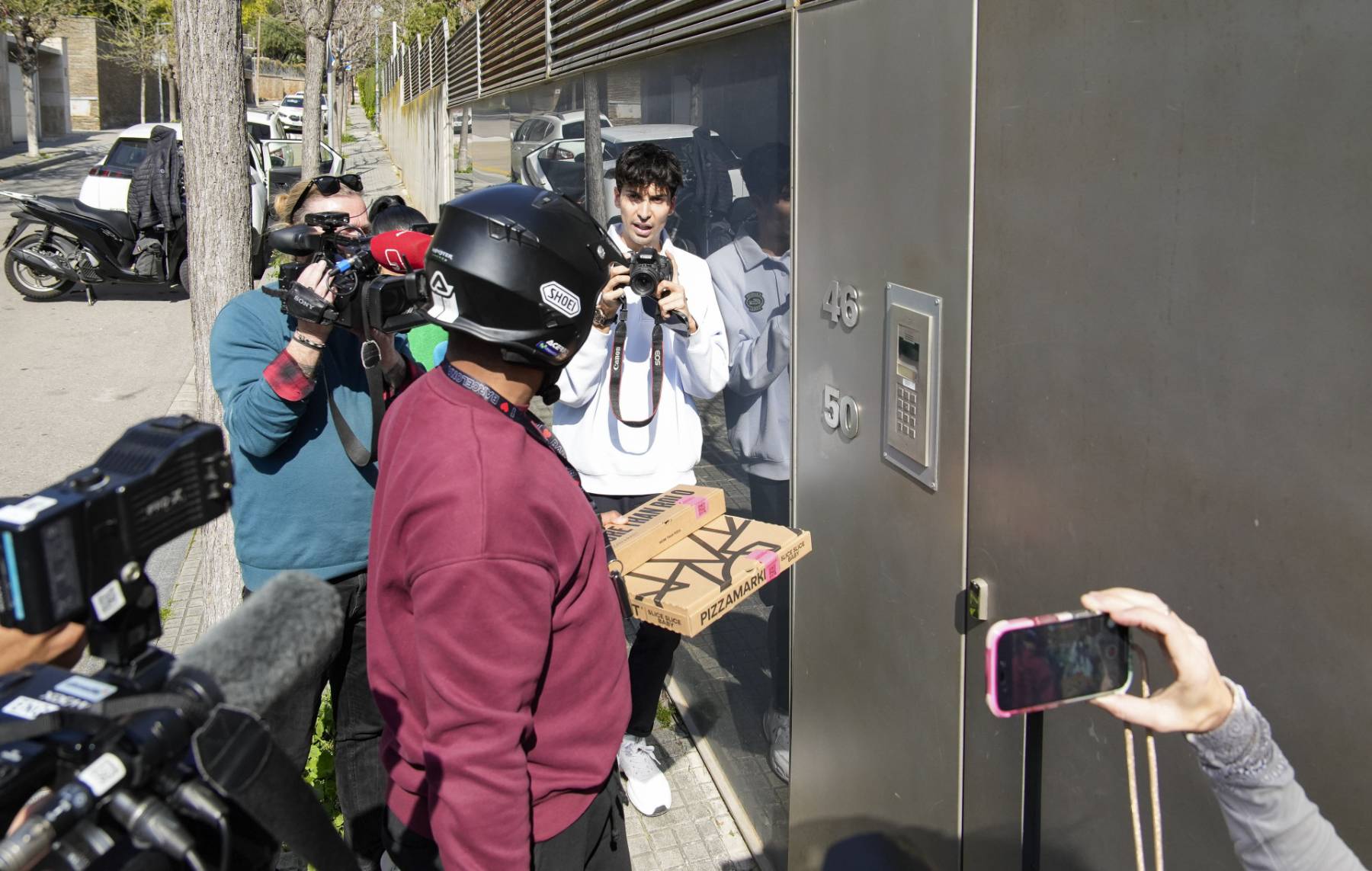 Un repartidor de comida a las puertas del domicilio de Dani Alves. (Foto: Gtres)