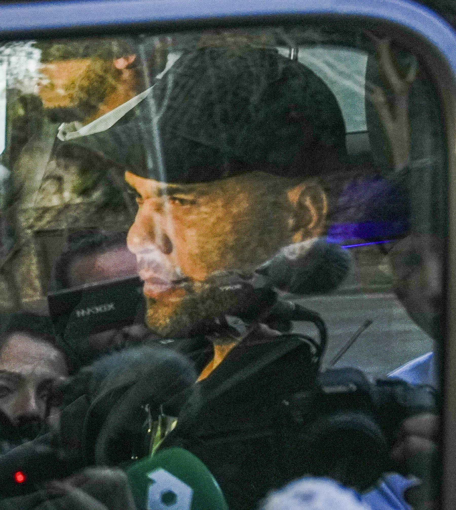 Dani Alves en el interior de un coche. (Foto: Gtres)