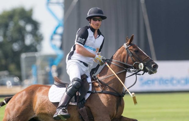 El príncipe Harry en un partido de polo benéfico .(Foto:Gtres)