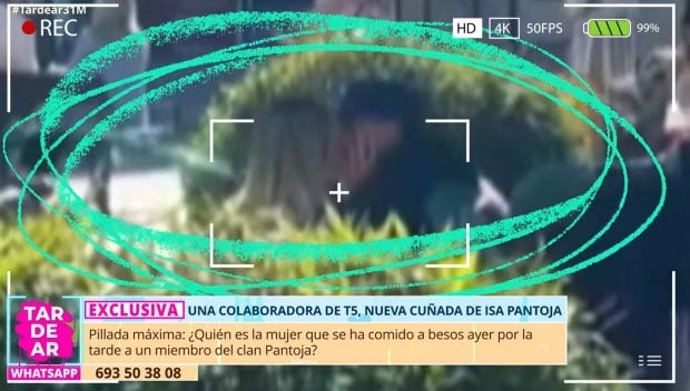 Asraf Beno y Beatriz Uriarte bes&aacute;ndose en una plaza de Madrid (Foto: Mediaset)