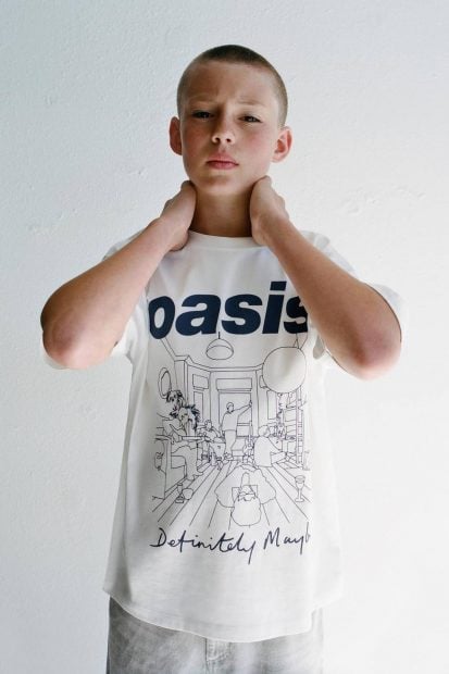 Camiseta con cuello redondo y manga corta de Oasis de Zara.